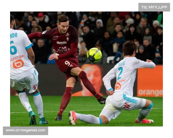 奥格斯堡主场球迷燃烟花助威,保级战意氛围浓厚